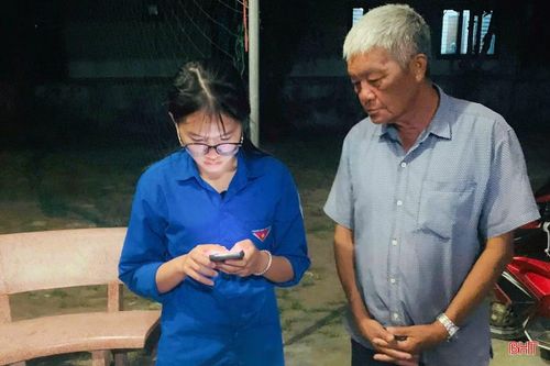  Đoàn viên Nguyễn Văn Thắng (xã Thiên Cầm) chia sẻ: “Nhiều người lớn tuổi còn bỡ ngỡ với công nghệ, nên chúng tôi kiên trì hướng dẫn từng bước, từ cách tải ứng dụng đến sử dụng các tiện ích. Khi người dân sử dụng thành thạo, bản thân tôi cũng thấy rất vui vì đã góp phần nhỏ vào quá trình chuyển đổi số tại địa phương”. 