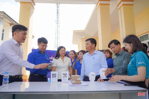 Nhiều địa phương đã linh hoạt xây dựng các gian hàng trải nghiệm chuyển đổi số, mô hình “không dùng tiền mặt”, giúp người dân trực tiếp tiếp cận và làm quen với các tiện ích số trong đời sống.