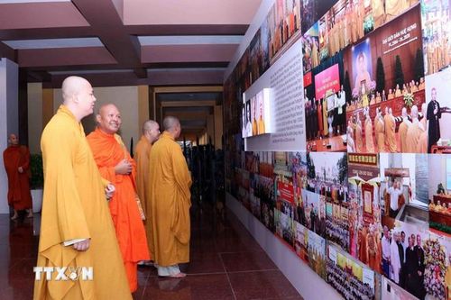 Triển lãm giới thiệu 450 tư liệu, ảnh về lịch sử và thành tựu của 45 năm Phật giáo Việt Nam đồng hành cùng đất nước. (Ảnh: Xuân Khu/TTXVN)