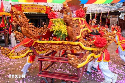 Đoàn kiệu rước thực hiện các nghi lễ. (Ảnh: Khánh Hòa/TTXVN)