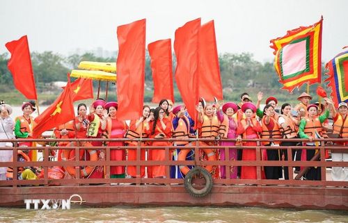 Đoàn thuyền đi lấy nước trên sông Hồng. (Ảnh: Khánh Hòa/TTXVN)