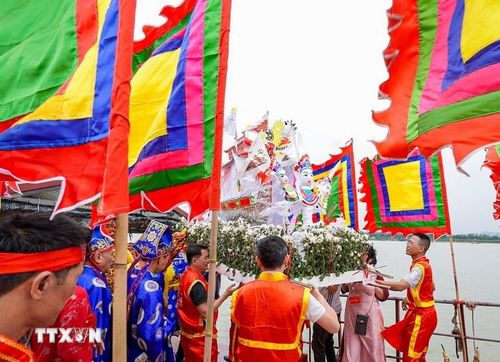 Thực hiện thả lễ cúng "thủy thần". (Ảnh: Khánh Hòa/TTXVN)