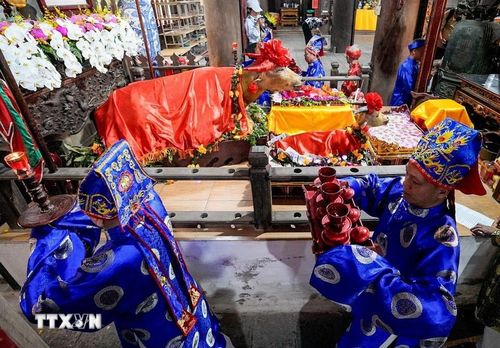 Lễ dâng nước cúng Thánh. (Ảnh: Khánh Hòa/TTXVN)