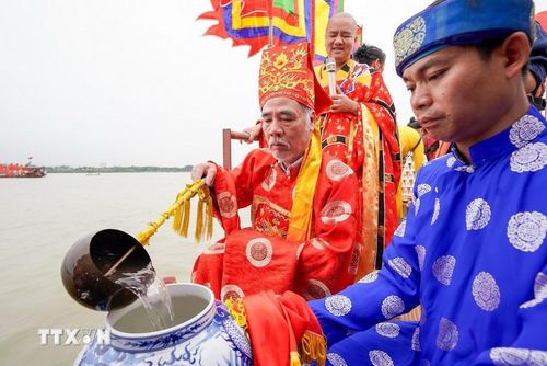 Thực hiện nghi lễ lấy nước. (Ảnh: Khánh Hòa/TTXVN)