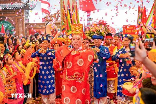 Dâng lễ "Tam sinh". (Ảnh: Khánh Hòa/TTXVN)