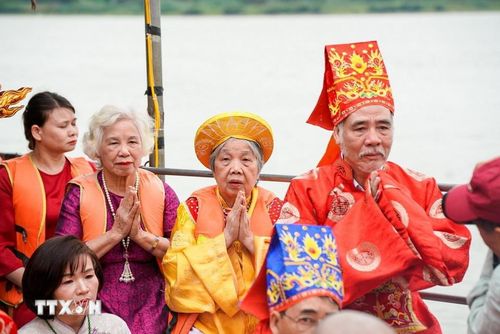 Lễ cúng xin nước "thủy thần". (Ảnh: Khánh Hòa/TTXVN)