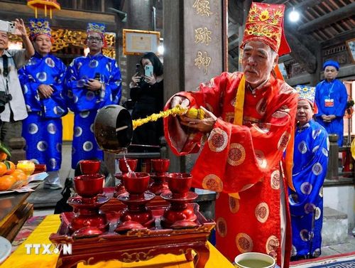 Dâng nước cúng Thánh. (Ảnh: Khánh Hòa/TTXVN)