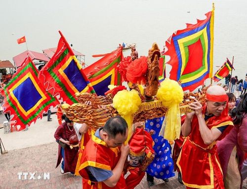 Nghi lễ rước nước từ sông Hồng về đình làm lễ tế. (Ảnh: Khánh Hòa/TTXVN)