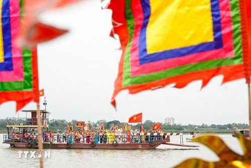 Đoàn thuyền đi lấy nước trên sông Hồng. (Ảnh: Khánh Hòa/TTXVN)