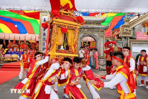 Đoàn kiệu diễu thực hiện các nghi lễ. (Ảnh: Khánh Hòa/TTXVN)