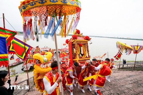Đoàn kiệu thực hiện các nghi lễ. (Ảnh: Khánh Hòa/TTXVN)