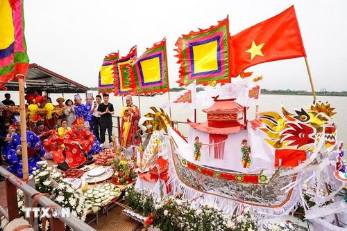 Lễ cúng xin nước "thủy thần". (Ảnh: Khánh Hòa/TTXVN)