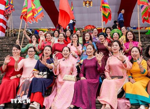 Lễ hội làng Bát Tràng thu hút người dân và du khách. (Ảnh: Khánh Hòa/TTXVN)