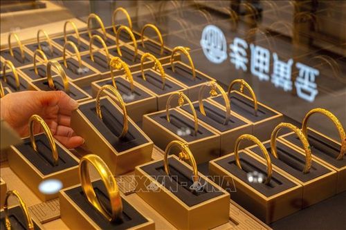Trang sức vàng được bày bán tại tiệm kim hoàn ở tỉnh Chiết Giang, Trung Quốc. Ảnh: THX/TTXVN