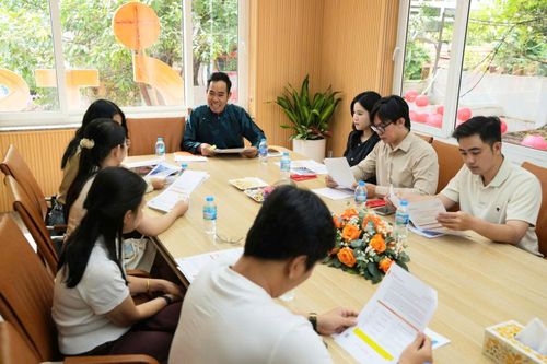 Các công ty du lịch sẽ họp các đoàn du khách trước khi khởi hành để giải thích, thông tin về lịch trình tour cụ thể chuyến đi cho du khách.