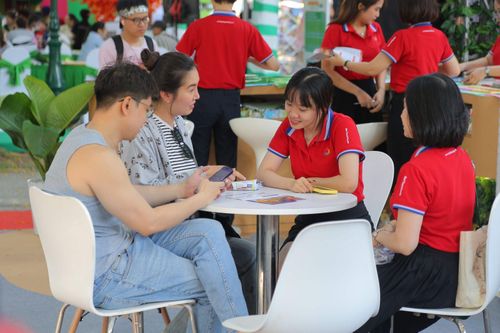 Du khách tìm hiểu thông tin các tour du lịch tại Ngày hội Du lịch TP Hồ Chí Minh năm 2025.