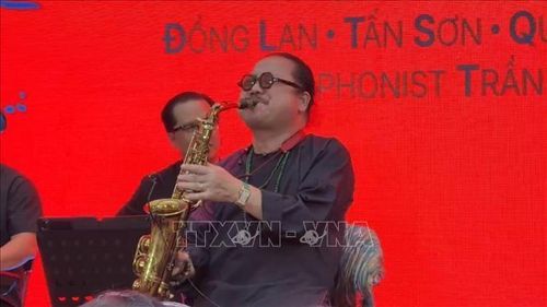 Nghệ sĩ saxophone Trần Mạnh Tuấn trình diễn tại đêm nhạc.