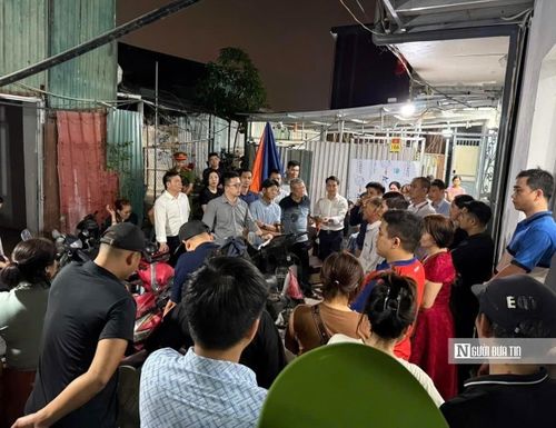 Lực lượng chức năng thực hiện vận động đối thoại với người dân có tài sản bi thu hồi thực hiện dự án.