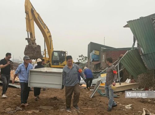 Lực lượng chức năng thực hiện việc di dời tài sản để đảm bảo công tác cưỡng chế.