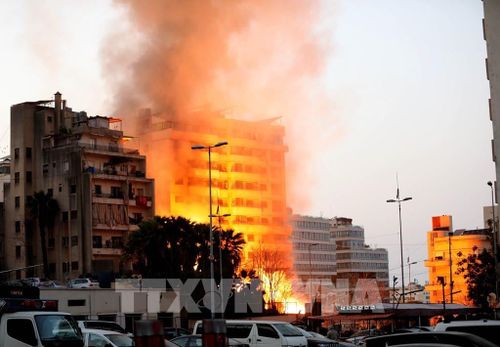 Khói lửa bốc lên sau vụ không kích của Israel xuống khu vực Bachoura ở thủ đô Beirut, Liban ngày 12/3/2026. Ảnh: THX/TTXVN
