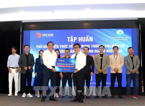 Hiệp hội Thương mại điện tử Việt Nam và Hội viên Skillify xây dựng và trao tặng hệ thống đào tạo trực tuyến tại tên miền vinhlong.vecom.vn cho đại diện Sở Công thương Vĩnh Long. Ảnh: Phúc Sơn – TTXVN