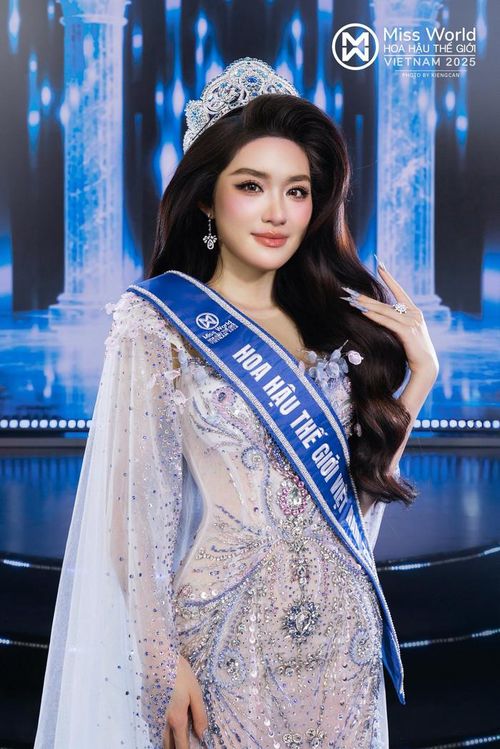 Phương Oanh khi vừa mới đăng quang vào tối 29/3. Ảnh: Miss World Vietnam