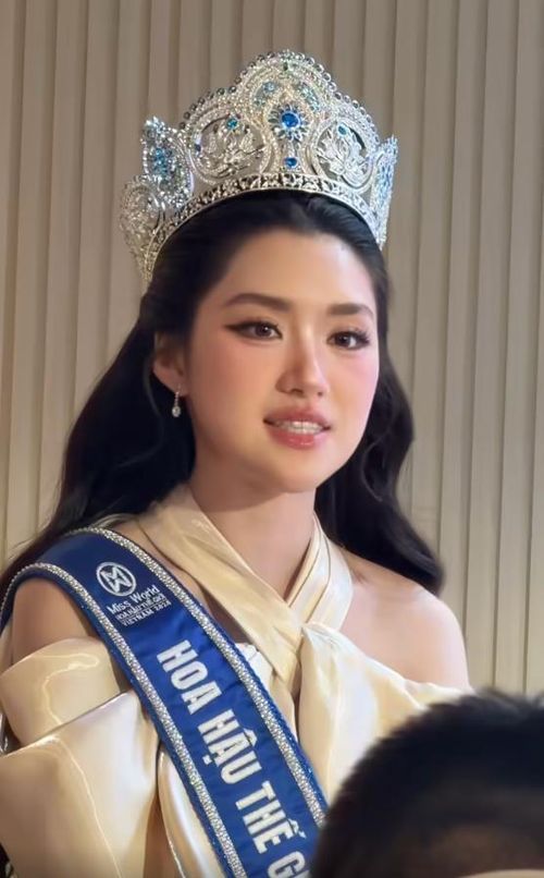 Phương Oanh thể hiện sự tự tin khi tham gia các lịch trình công việc sau khi trở thành hoa hậu. Ảnh chụp màn hình