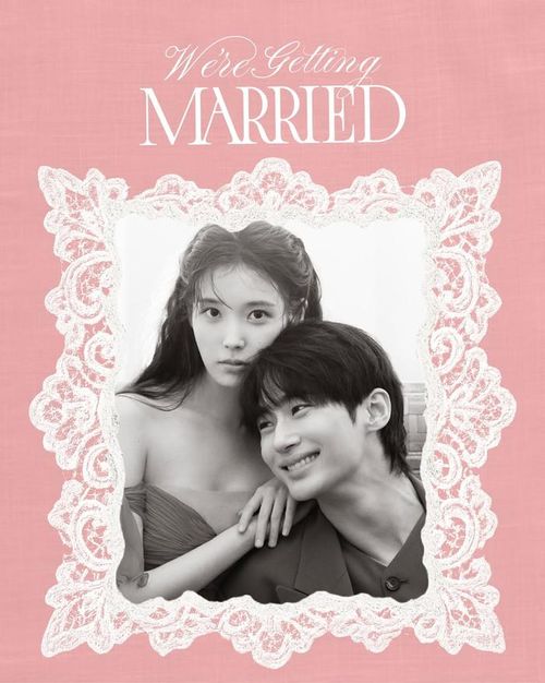 Thiếp cưới của IU và Byeon Woo Seok. (Nguồn: Elle Korea)