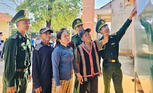 Cử tri được hướng dẫn đầy đủ trước khi bỏ phiếu. Ảnh Hiền Mai