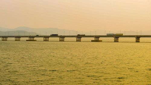 Sự hiện diện của cầu Yên Mỹ không chỉ hoàn thiện mạng lưới giao thông liên vùng mà còn mở ra dư địa phát triển du lịch. Từ đây, du khách có thể dễ dàng tiếp cận và chiêm ngưỡng toàn cảnh “viên ngọc xanh” của xứ Thanh từ một góc nhìn mới mẻ, giàu trải nghiệm.