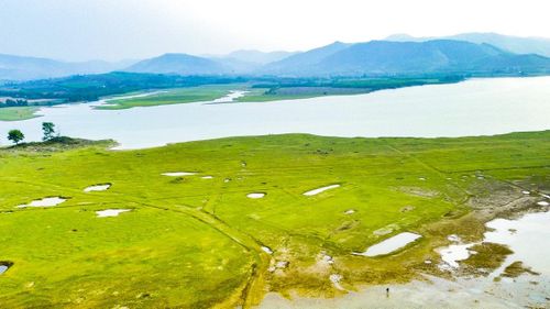 Mới đây, tỉnh Thanh Hóa đã công bố dự án ưu tiên thu hút đầu tư giai đoạn 2026-2030 - Khu du lịch sinh thái hồ Yên Mỹ với tổng mức đầu tư lên tới 32.000 tỷ đồng. Đây được xem là bước đi chiến lược, thể hiện quyết tâm đánh thức tiềm năng, hướng tới phát triển nơi đây trở thành điểm đến quy mô, đồng bộ và bài bản trong tương lai.