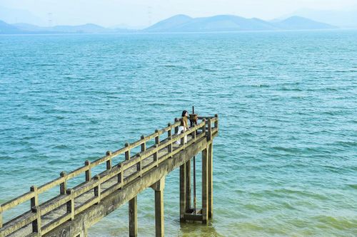 Trong nhịp sống hiện đại nhiều áp lực, hồ Yên Mỹ mang đến một khoảng lặng cần thiết. Đó là nơi con người có thể tạm rời xa sự xô bồ, hòa mình vào thiên nhiên, hít thở bầu không khí trong lành và tìm lại sự cân bằng trong tâm hồn.