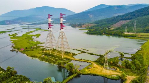 Thiên nhiên dường như đã dành nhiều ưu ái cho vùng đất này. Hồ được bao bọc bởi những dãy núi cao ở ba phía đông, tây và nam, tạo nên thế “tựa sơn hướng thủy” hiếm gặp.