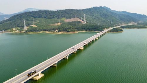 Điểm nhấn nổi bật là cầu Yên Mỹ trên tuyến cao tốc Bắc - Nam phía Đông bắc qua hồ Yên Mỹ, không chỉ đảm nhiệm vai trò hạ tầng giao thông quan trọng mà còn tạo nên dấu ấn cảnh quan đặc sắc, góp phần tôn lên vẻ đẹp hài hòa giữa công trình hiện đại và thiên nhiên sơn thủy.