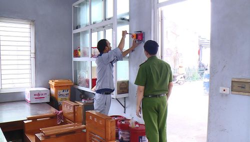 Kỹ thuật viên lắp đặt hệ thống truyền tin báo cháy tại cửa hàng xăng dầu Hoằng Trường.