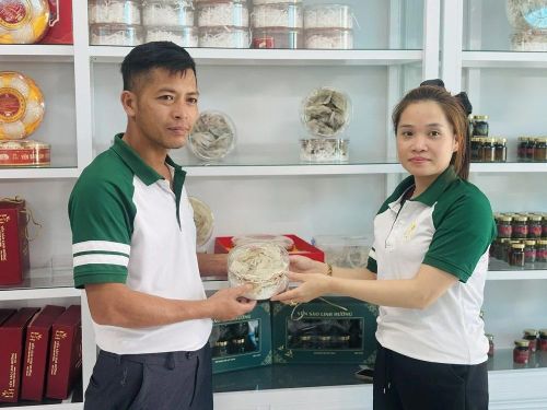 Thương hiệu yến sào Linh Hường còn là minh chứng cho sự đồng lòng, đồng sức của đôi vợ chồng trẻ trên hành trình khởi nghiệp.