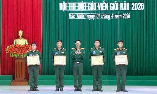  Thượng tá Phan Văn Quyền, Chính ủy Trung đoàn 18 khen thưởng các thí sinh xuất sắc. 