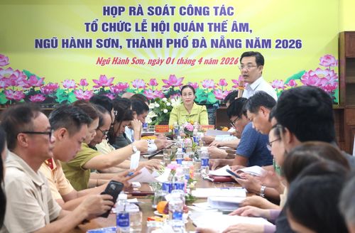 Lãnh đạo UBND phường Ngũ Hành Sơn báo cáo công tác chuẩn bị lễ hội. Ảnh: NGỌC HÀ