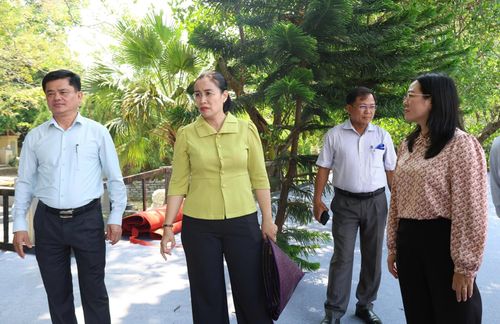 Phó Chủ tịch UBND thành phố Nguyễn Thị Anh Thi kiểm tra khu vực lễ đài chính tại chùa Quán Thế Âm. Ảnh: NGỌC HÀ