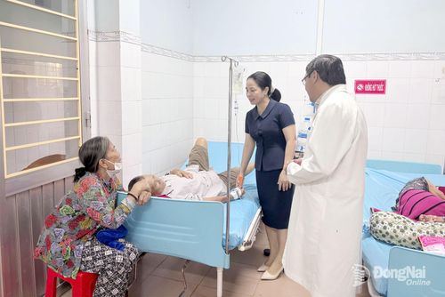Giám đốc Sở Y tế Đỗ Thị Nguyên thăm hỏi bệnh nhân đang điều trị tại Trung tâm Y tế khu vực Cẩm Mỹ. Ảnh: H.Kim