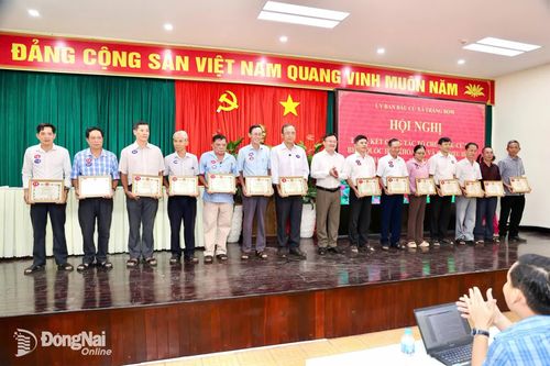 Khen thưởng các tập thể, cá nhân có thành tích xuất sắc trong công tác bầu cử. Ảnh: Thanh Toàn