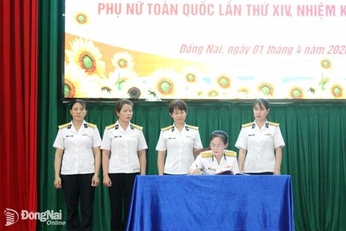 Cán bộ, hội viên ký cam kết phấn đấu thực hiện tốt đợt thi đua. Ảnh: Tấn Sang