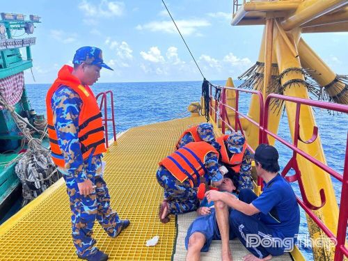 Quân y Nhà giàn DK1/11 tiến hành sơ cứu cho ngư dân gặp nạn.