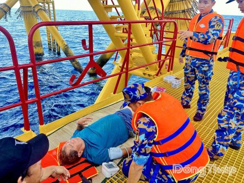 Nhà giàn DK1.11 tiến hành thăm khám cho ngư dân gặp nạn.