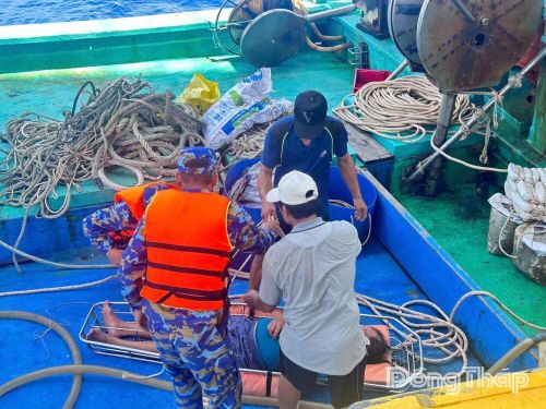 Chuyển ngư dân bị nạn lên nhà giàn.