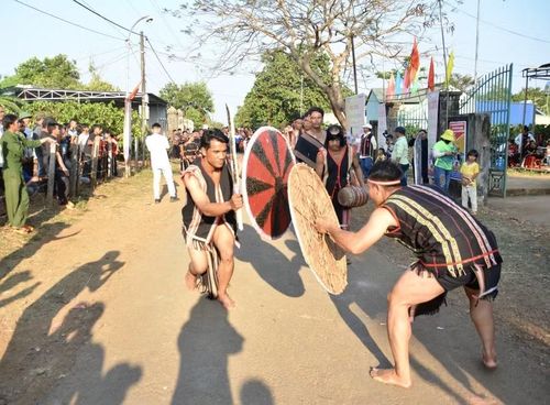 Phần múa khiên đẹp mắt của các chàng trai làng Bẹk. Ảnh: P.D