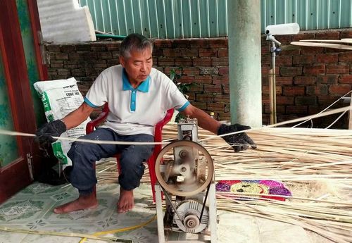 Ông Võ Đăng Khoa vót tre thành từng nan mỏng. Ảnh: Mỹ Ly