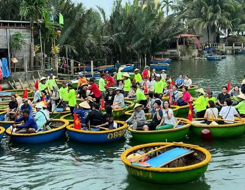 Du khách thích thú trải nghiệm thuyền thúng tại khu du lịch Rừng dừa Bảy Mẫu Hội An. Ảnh: Tuyết Nhung – Kim Yến
