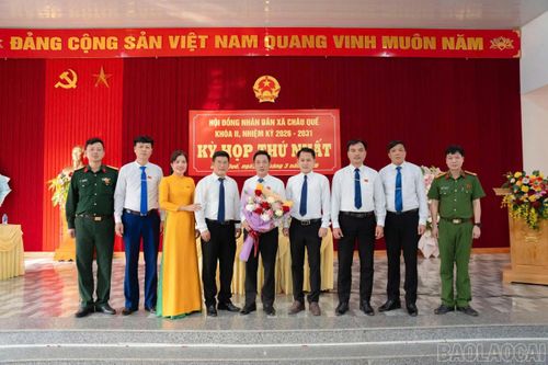 Chủ tịch, Phó Chủ tịch HĐND xã và Chủ tịch, các Phó Chủ tịch UBND xã; Trưởng Ban Kinh tế – Ngân sách, Trưởng Ban Văn hóa - Xã hội HĐND xã, các Ủy viên UBND xã khóa II ra mắt tại kỳ họp.