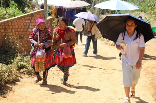 Đồng bào Mông tới chợ phiên để gặp gỡ, ăn uống cùng nhau sau một tuần làm việc